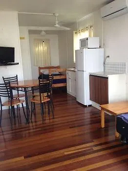 Palms Caravan Park Χέρβεϊ Μπέι